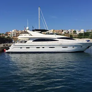 Motor Yacht Dandy Hotel en barco Barcelona